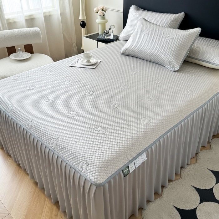 91家纺网 家纺一手货源 找家纺 卡罗兰 2025新款豆豆凉席小冰熊床裙床笠款 高级灰