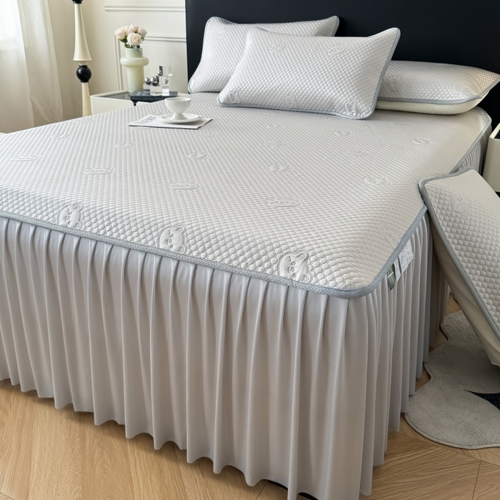 91家纺网 家纺一手货源 找家纺 卡罗兰 2025新款豆豆凉席小冰熊床裙床笠款 高级灰