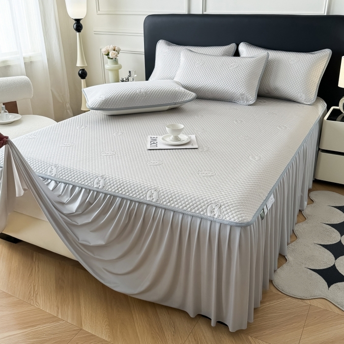 91家纺网 家纺一手货源 找家纺 卡罗兰 2025新款豆豆凉席小冰熊床裙床笠款 高级灰