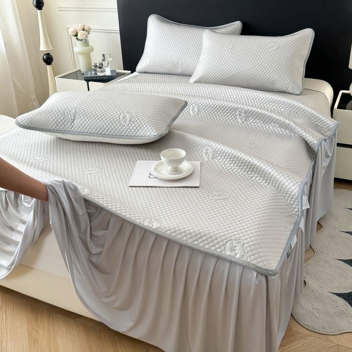 91家纺网 家纺一手货源 找家纺 卡罗兰 2025新款豆豆凉席小冰熊床裙床笠款 高级灰