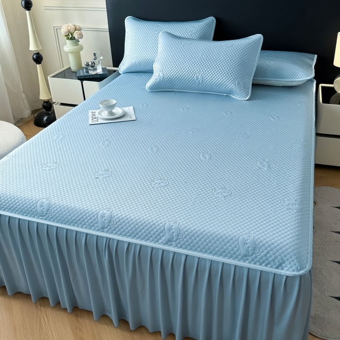 91家纺网 家纺一手货源 找家纺 卡罗兰 2025新款豆豆凉席小冰熊床裙床笠款 瀑布蓝