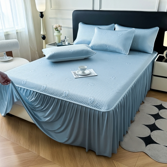 91家纺网 家纺一手货源 找家纺 卡罗兰 2025新款豆豆凉席小冰熊床裙床笠款 瀑布蓝