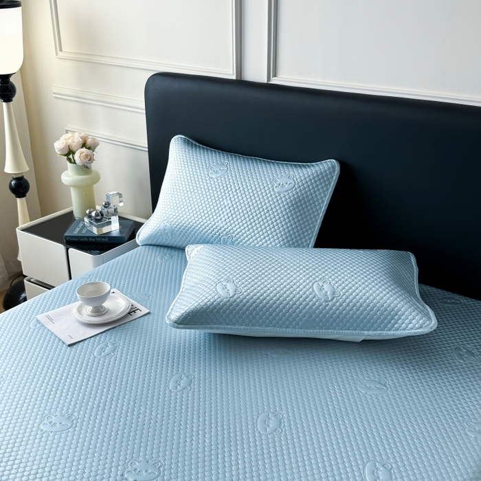 91家纺网 家纺一手货源 找家纺 卡罗兰 2025新款豆豆凉席小冰熊床裙床笠款 瀑布蓝