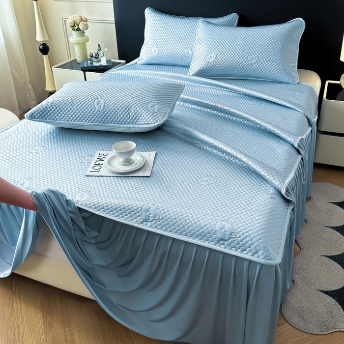 91家纺网 家纺一手货源 找家纺 卡罗兰 2025新款豆豆凉席小冰熊床裙床笠款 瀑布蓝