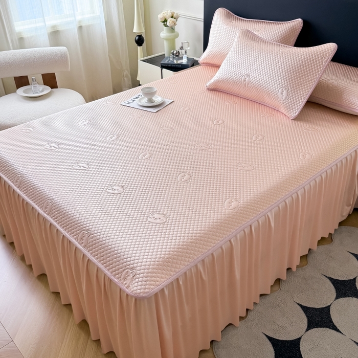 91家纺网 家纺一手货源 找家纺 卡罗兰 2025新款豆豆凉席小冰熊床裙床笠款 胭脂粉