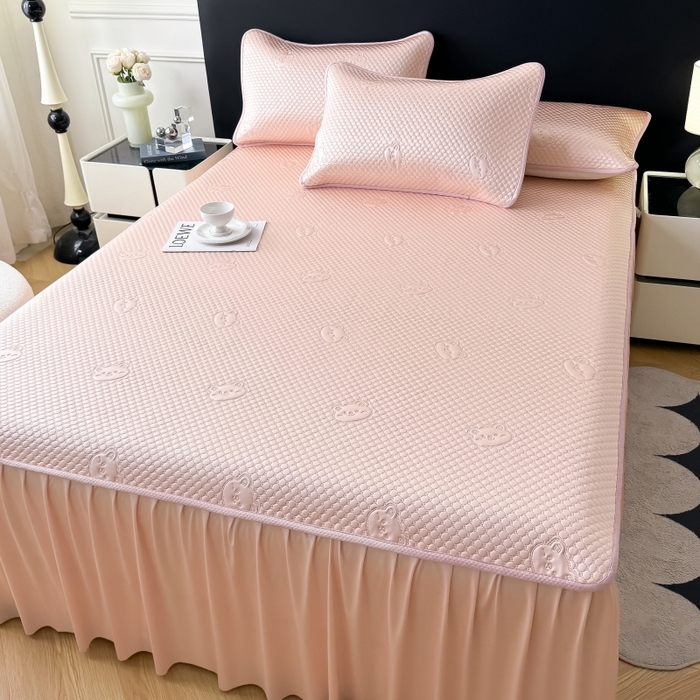 91家纺网 家纺一手货源 找家纺 卡罗兰 2025新款豆豆凉席小冰熊床裙床笠款 胭脂粉