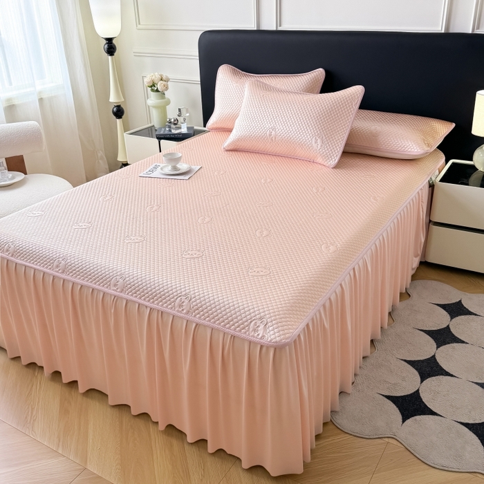 91家纺网 家纺一手货源 找家纺 卡罗兰 2025新款豆豆凉席小冰熊床裙床笠款 胭脂粉