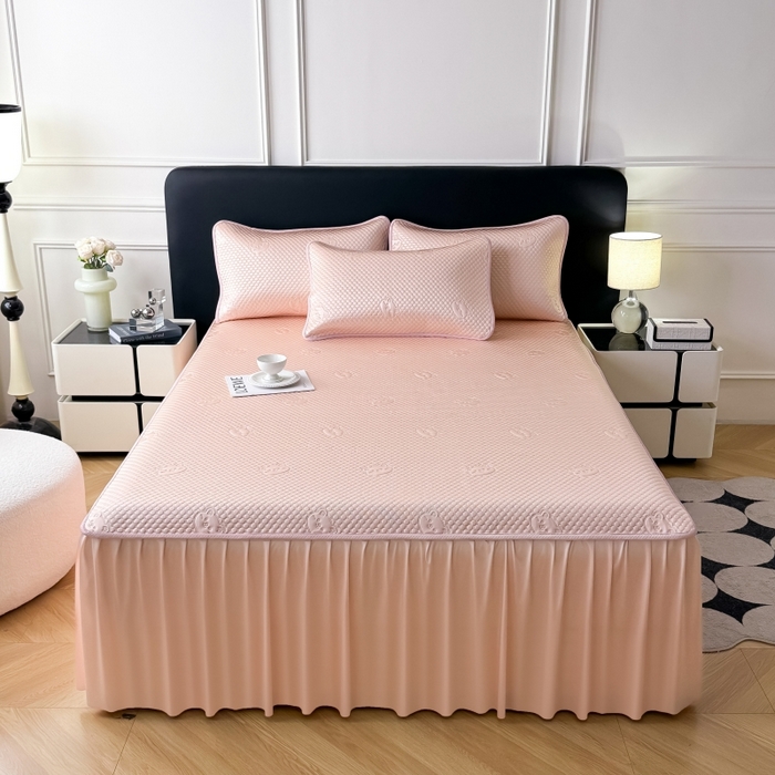 91家纺网 家纺一手货源 找家纺 卡罗兰 2025新款豆豆凉席小冰熊床裙床笠款 胭脂粉