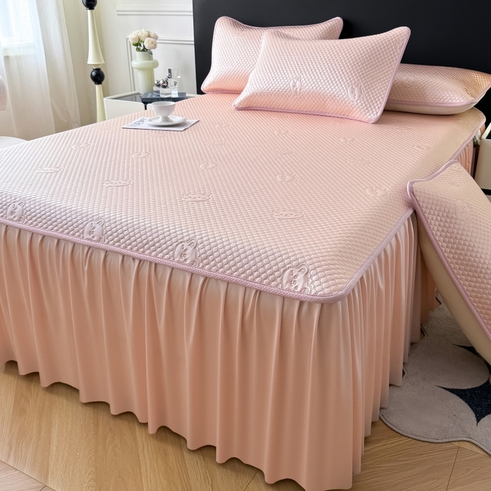 91家纺网 家纺一手货源 找家纺 卡罗兰 2025新款豆豆凉席小冰熊床裙床笠款 胭脂粉