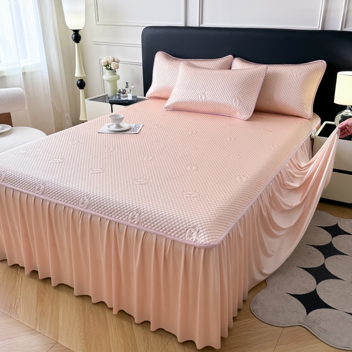 91家纺网 家纺一手货源 找家纺 卡罗兰 2025新款豆豆凉席小冰熊床裙床笠款 胭脂粉