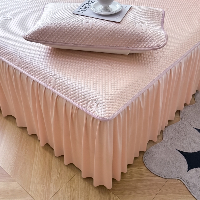 91家纺网 家纺一手货源 找家纺 卡罗兰 2025新款豆豆凉席小冰熊床裙床笠款 胭脂粉