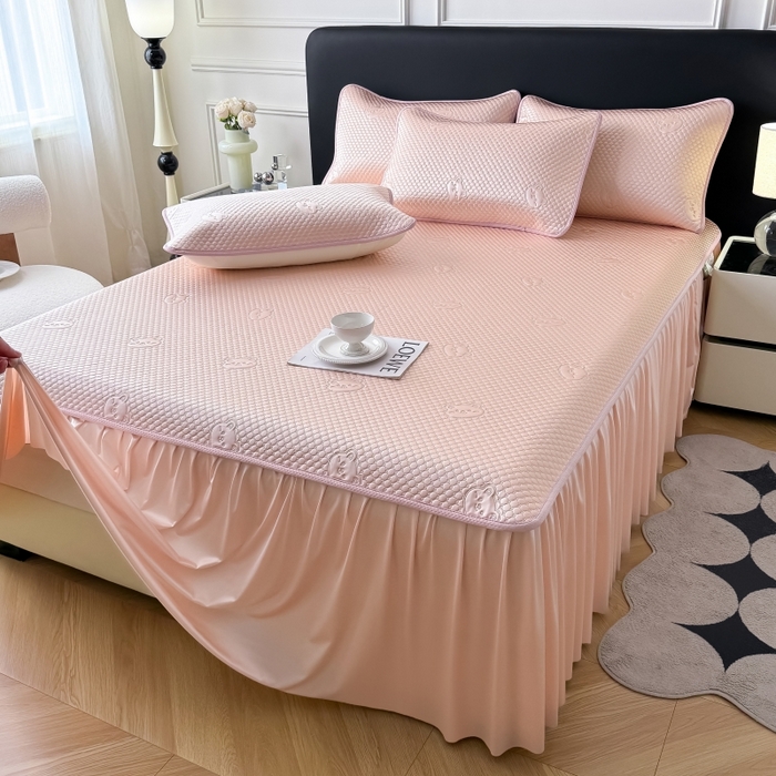 91家纺网 家纺一手货源 找家纺 卡罗兰 2025新款豆豆凉席小冰熊床裙床笠款 胭脂粉