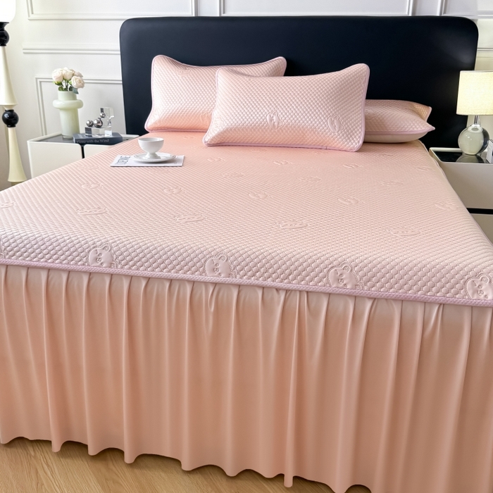 91家纺网 家纺一手货源 找家纺 卡罗兰 2025新款豆豆凉席小冰熊床裙床笠款 胭脂粉