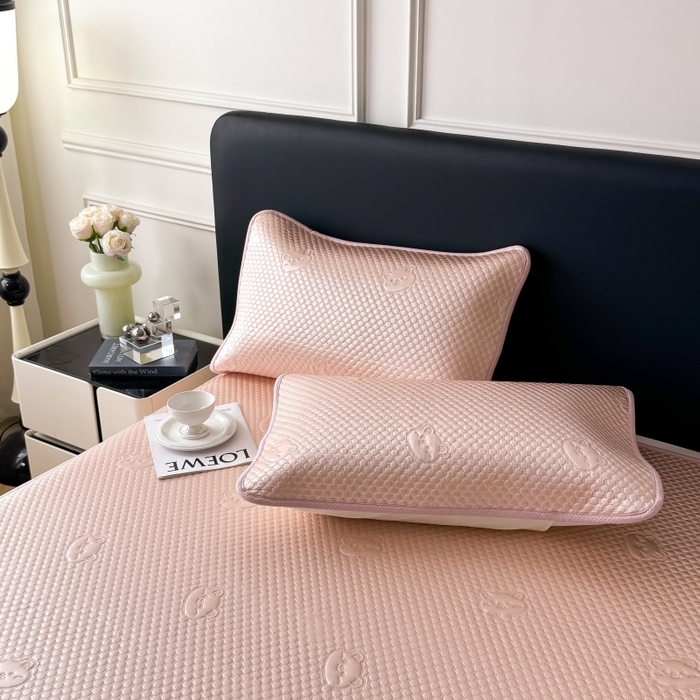 91家纺网 家纺一手货源 找家纺 卡罗兰 2025新款豆豆凉席小冰熊床裙床笠款 胭脂粉