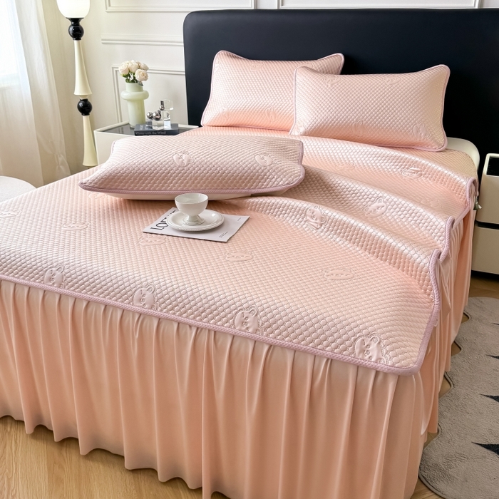 91家纺网 家纺一手货源 找家纺 卡罗兰 2025新款豆豆凉席小冰熊床裙床笠款 胭脂粉