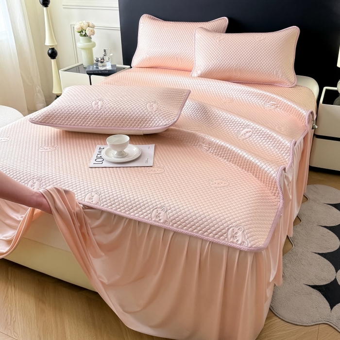 91家纺网 家纺一手货源 找家纺 卡罗兰 2025新款豆豆凉席小冰熊床裙床笠款 胭脂粉