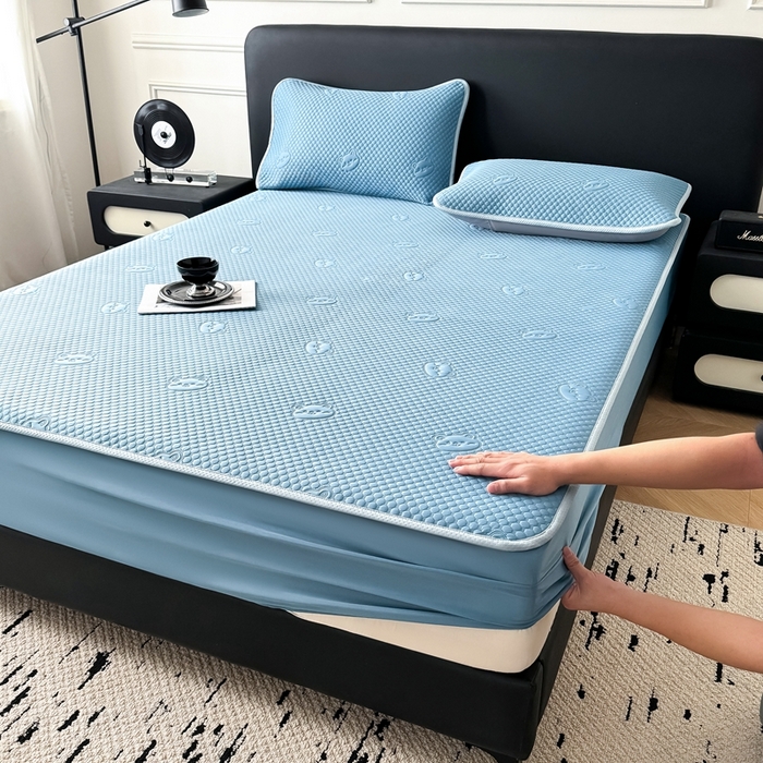 91家纺网 家纺一手货源 找家纺 （总）卡罗兰2025新款超声波凉豆豆凉席三件套床笠小冰熊