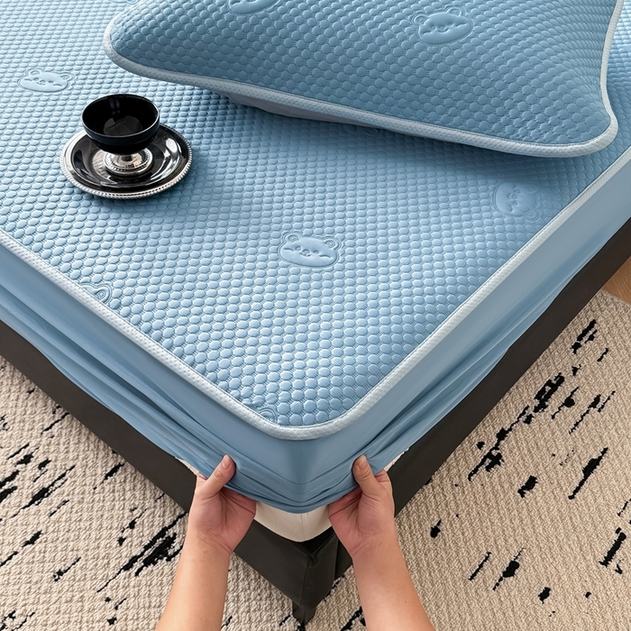 91家纺网 家纺一手货源 找家纺 （总）卡罗兰2025新款超声波凉豆豆凉席三件套床笠小冰熊