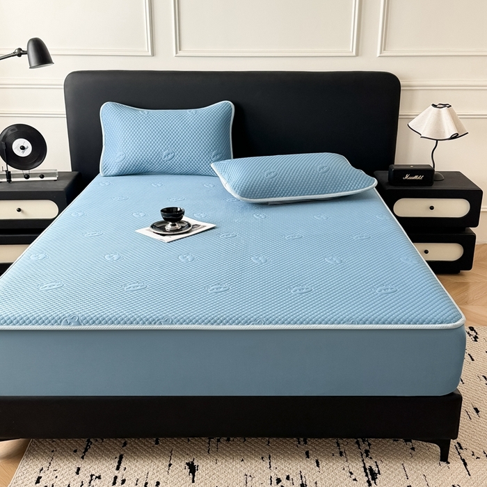 91家纺网 家纺一手货源 找家纺 （总）卡罗兰2025新款超声波凉豆豆凉席三件套床笠小冰熊