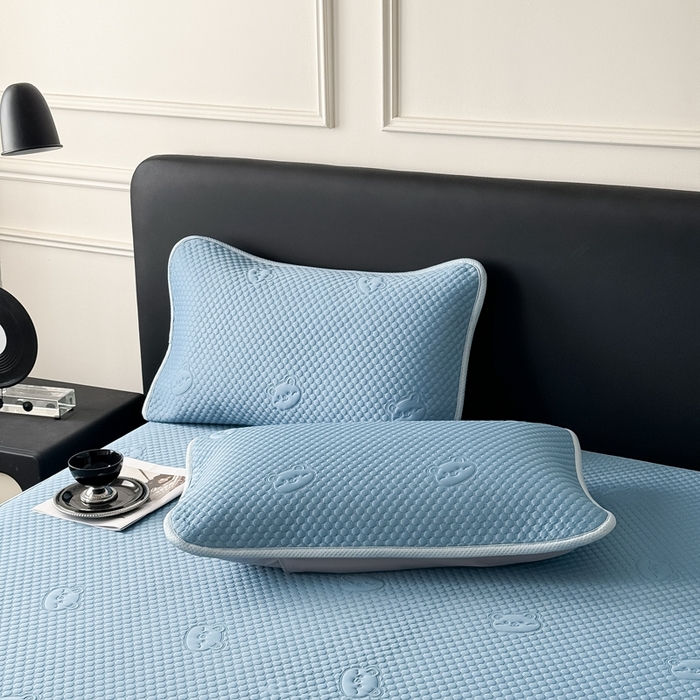 91家纺网 家纺一手货源 找家纺 （总）卡罗兰2025新款超声波凉豆豆凉席三件套床笠小冰熊