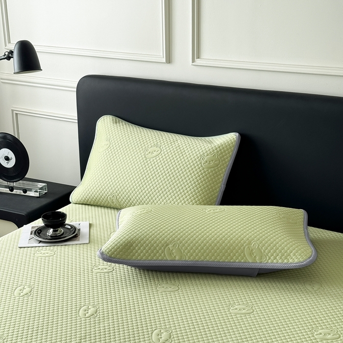 91家纺网 家纺一手货源 找家纺 卡罗兰2025新款超声波凉豆豆凉席三件套床笠小冰熊 水绿