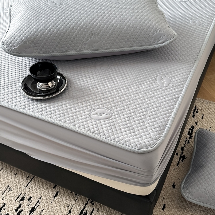 91家纺网 家纺一手货源 找家纺 卡罗兰2025新款超声波凉豆豆凉席三件套床笠小冰熊 高级灰