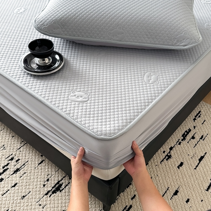 91家纺网 家纺一手货源 找家纺 卡罗兰2025新款超声波凉豆豆凉席三件套床笠小冰熊 高级灰