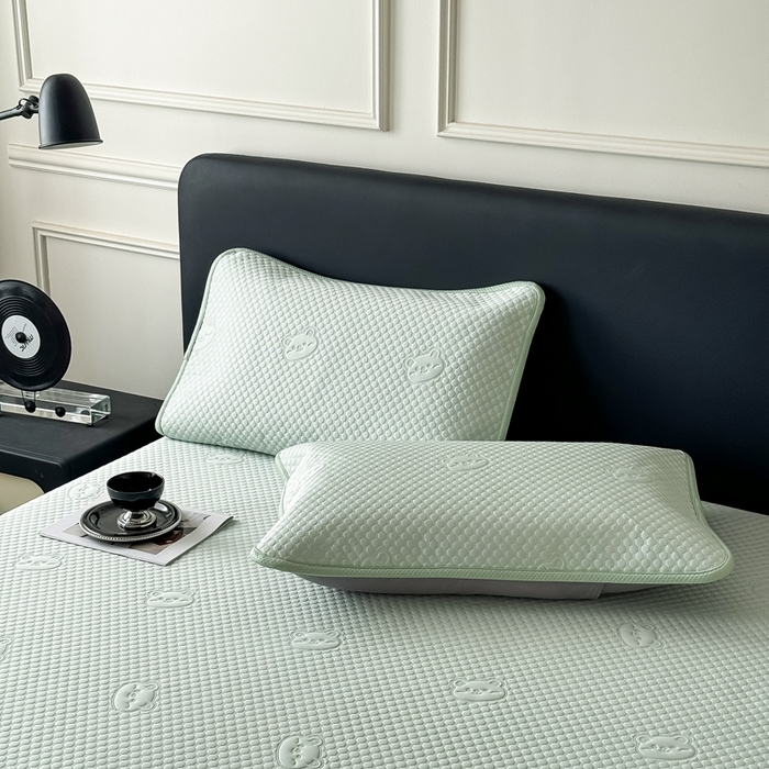 91家纺网 家纺一手货源 找家纺 卡罗兰2025新款超声波凉豆豆凉席三件套床笠小冰熊 水蓝