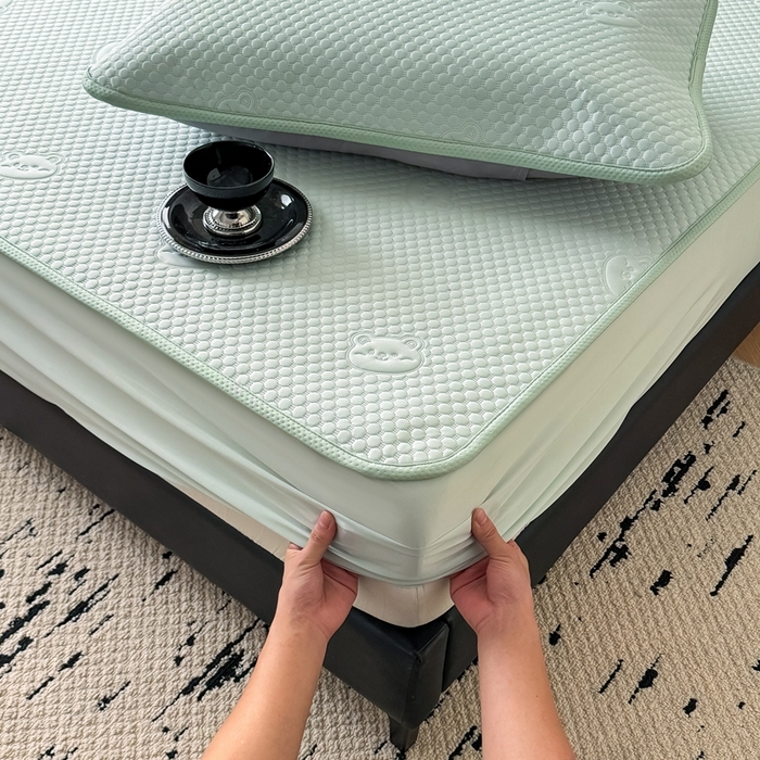 91家纺网 家纺一手货源 找家纺 卡罗兰2025新款超声波凉豆豆凉席三件套床笠小冰熊 水蓝