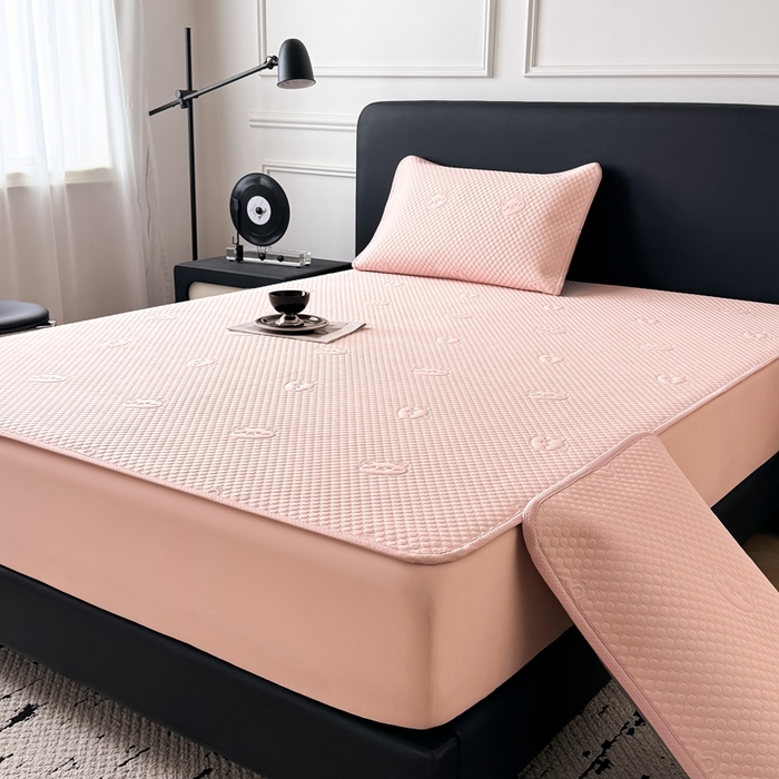 91家纺网 家纺一手货源 找家纺 卡罗兰2025新款超声波凉豆豆凉席三件套床笠小冰熊 樱花粉