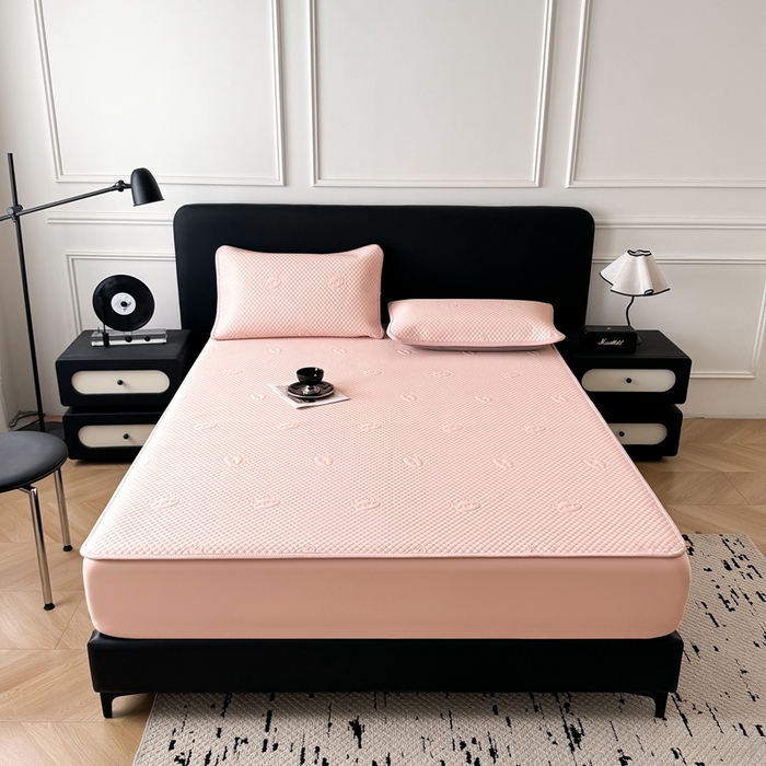 91家纺网 家纺一手货源 找家纺 卡罗兰2025新款超声波凉豆豆凉席三件套床笠小冰熊 樱花粉