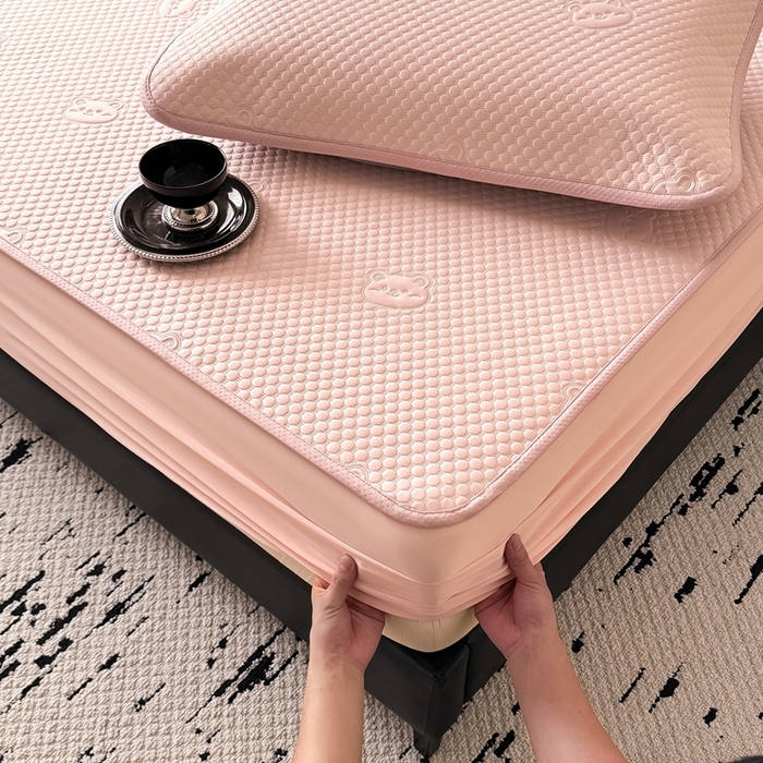 91家纺网 家纺一手货源 找家纺 卡罗兰2025新款超声波凉豆豆凉席三件套床笠小冰熊 樱花粉