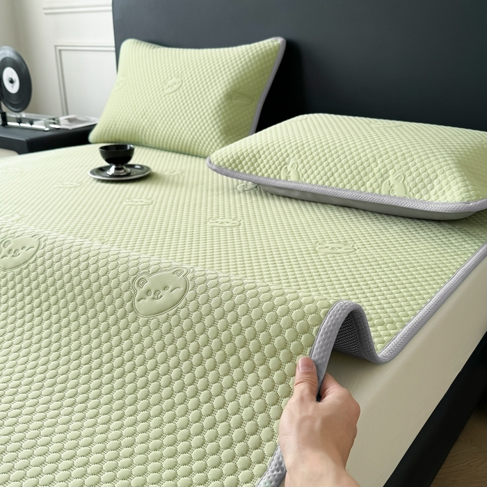 91家纺网 家纺一手货源 找家纺 卡罗兰 2025新款超声波凉豆豆凉席三件套小冰熊系列 水绿-床席