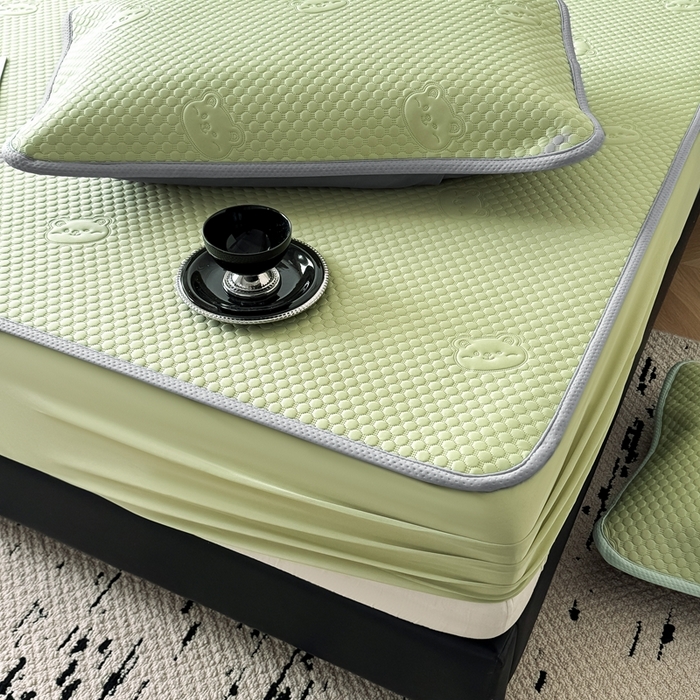 91家纺网 家纺一手货源 找家纺 卡罗兰 2025新款超声波凉豆豆凉席三件套小冰熊系列 水绿-床笠