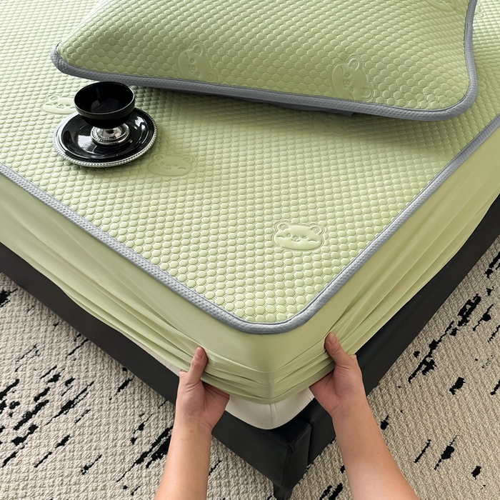 91家纺网 家纺一手货源 找家纺 卡罗兰 2025新款超声波凉豆豆凉席三件套小冰熊系列 水绿-床笠