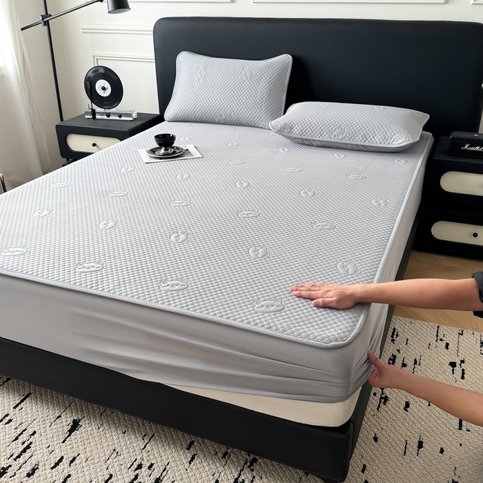 91家纺网 家纺一手货源 找家纺 卡罗兰 2025新款超声波凉豆豆凉席三件套小冰熊系列 绅士灰-床笠