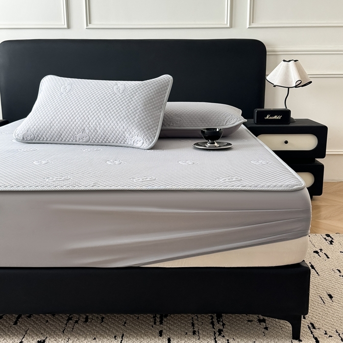 91家纺网 家纺一手货源 找家纺 卡罗兰 2025新款超声波凉豆豆凉席三件套小冰熊系列 绅士灰-床笠