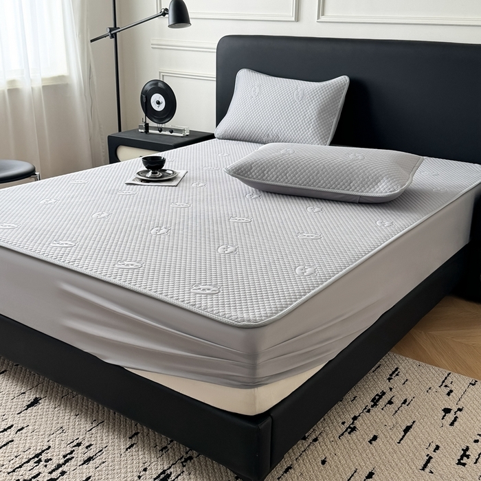 91家纺网 家纺一手货源 找家纺 卡罗兰 2025新款超声波凉豆豆凉席三件套小冰熊系列 绅士灰-床笠