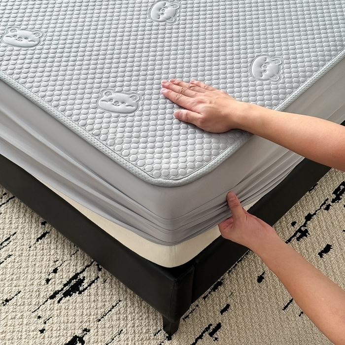 91家纺网 家纺一手货源 找家纺 卡罗兰 2025新款超声波凉豆豆凉席三件套小冰熊系列 绅士灰-床笠