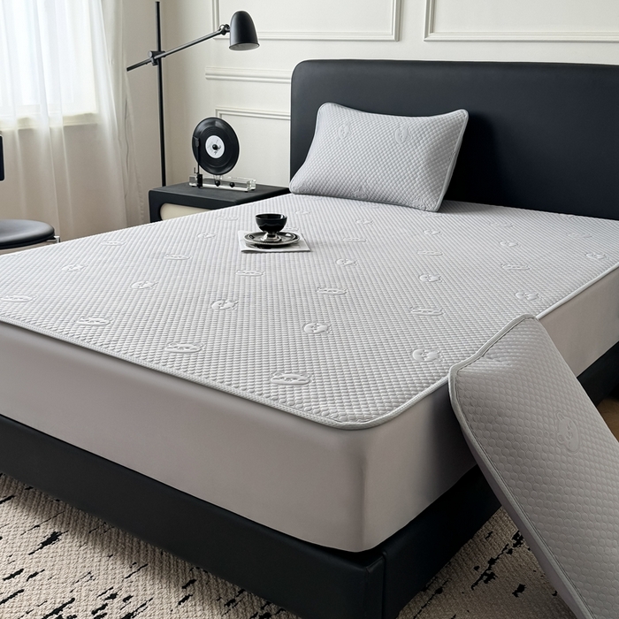 91家纺网 家纺一手货源 找家纺 卡罗兰 2025新款超声波凉豆豆凉席三件套小冰熊系列 绅士灰-床笠