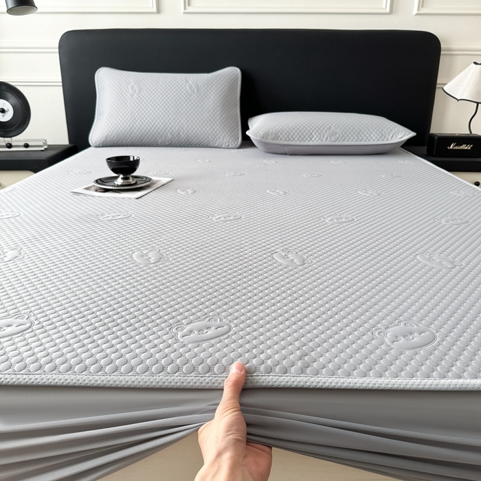 91家纺网 家纺一手货源 找家纺 卡罗兰 2025新款超声波凉豆豆凉席三件套小冰熊系列 绅士灰-床笠