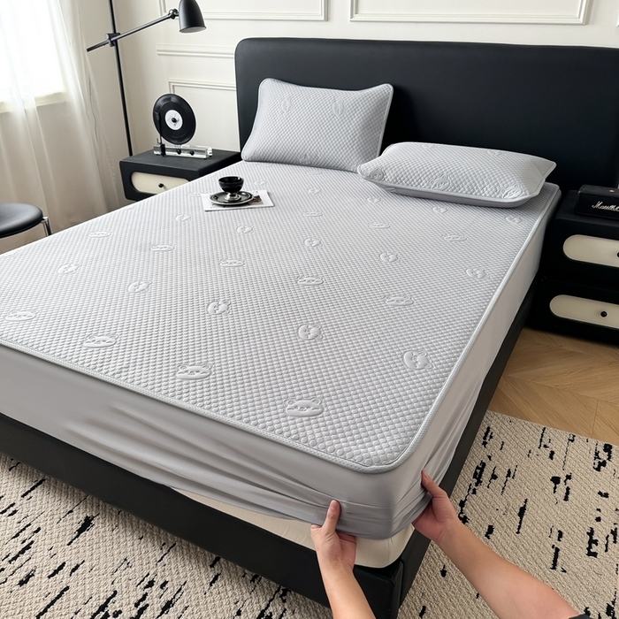 91家纺网 家纺一手货源 找家纺 卡罗兰 2025新款超声波凉豆豆凉席三件套小冰熊系列 绅士灰-床笠