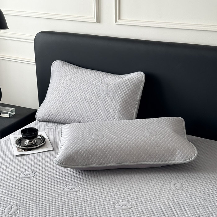 91家纺网 家纺一手货源 找家纺 卡罗兰 2025新款超声波凉豆豆凉席三件套小冰熊系列 绅士灰-床笠