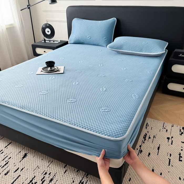 91家纺网 家纺一手货源 找家纺 卡罗兰 2025新款超声波凉豆豆凉席三件套小冰熊系列 宾利蓝-床笠