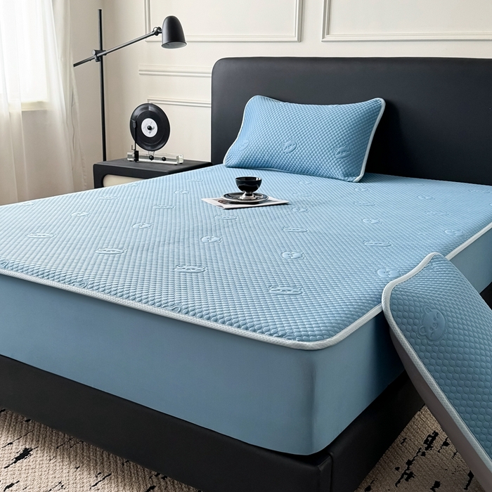 91家纺网 家纺一手货源 找家纺 卡罗兰 2025新款超声波凉豆豆凉席三件套小冰熊系列 宾利蓝-床笠