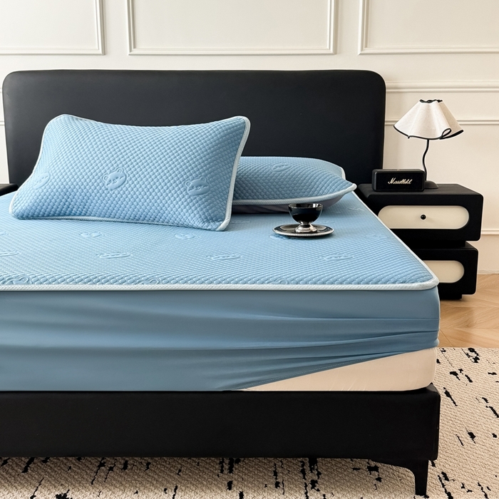 91家纺网 家纺一手货源 找家纺 卡罗兰 2025新款超声波凉豆豆凉席三件套小冰熊系列 宾利蓝-床笠