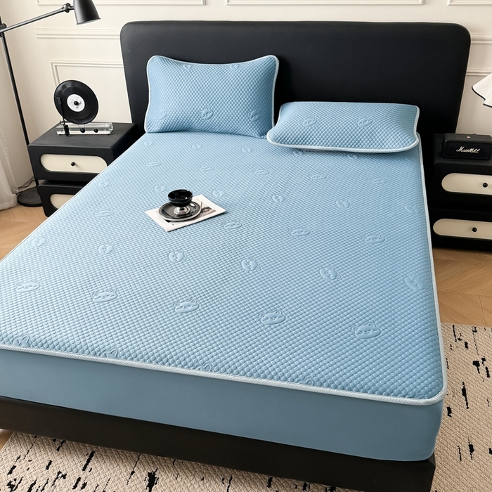 91家纺网 家纺一手货源 找家纺 卡罗兰 2025新款超声波凉豆豆凉席三件套小冰熊系列 宾利蓝-床笠