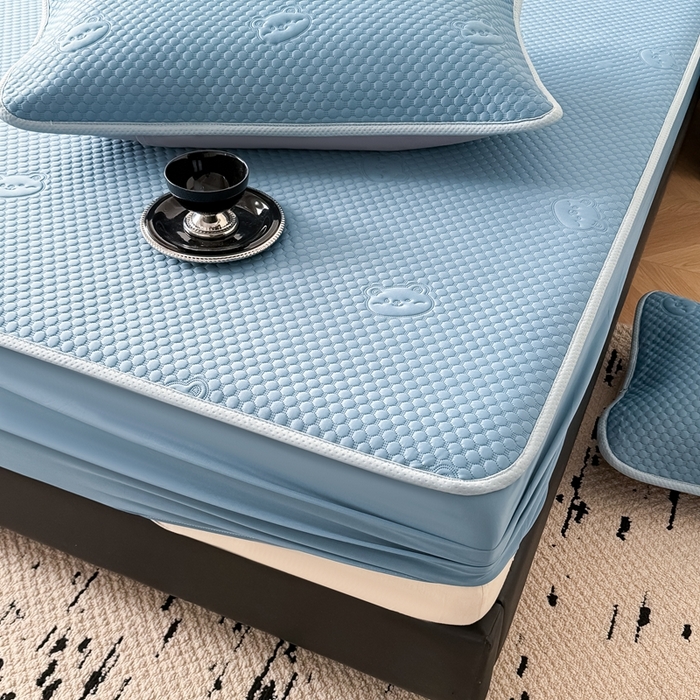 91家纺网 家纺一手货源 找家纺 卡罗兰 2025新款超声波凉豆豆凉席三件套小冰熊系列 宾利蓝-床笠