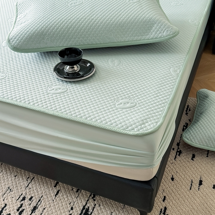 91家纺网 家纺一手货源 找家纺 卡罗兰 2025新款超声波凉豆豆凉席三件套小冰熊系列 水蓝-床笠