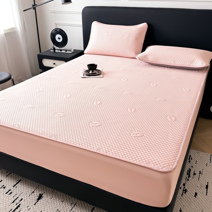 91家纺网 家纺一手货源 找家纺 卡罗兰 2025新款超声波凉豆豆凉席三件套小冰熊系列 樱花粉-床笠